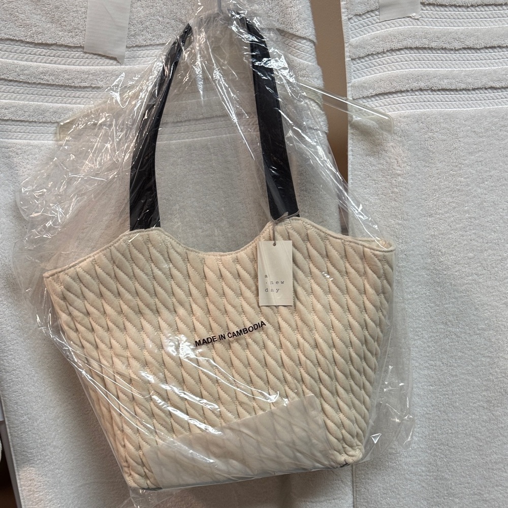 A New Day Quilted Shopper Tote Handbag Bag Carryall Magnetic Closure Beige tino6